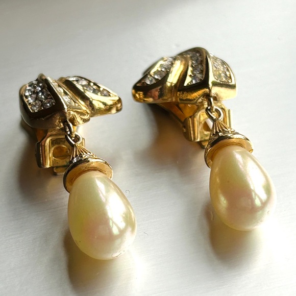 STUNNING Christian Dior Vintage Gold Tone Clear Crystal Clip On Pearl Earrings - Picture 15 of 16